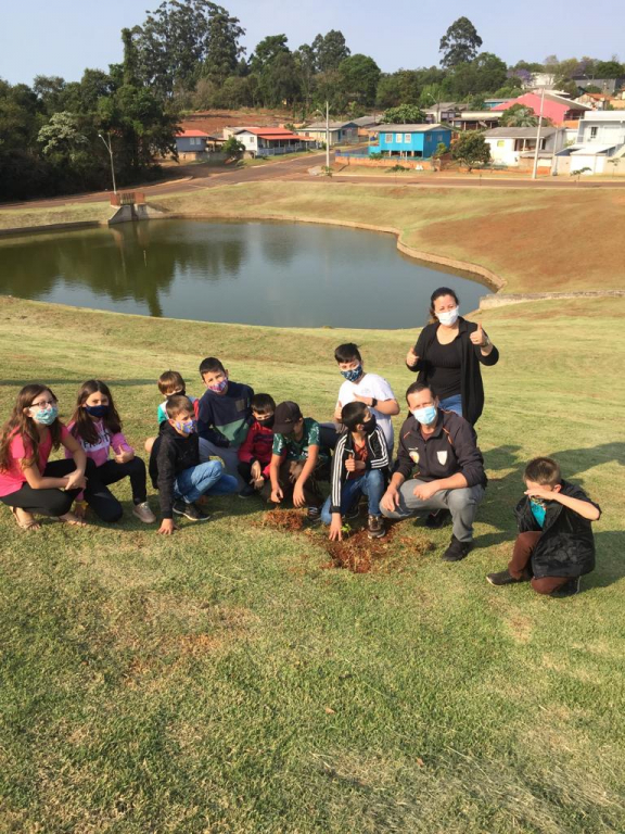 Em comemoração a Semana da árvore, Prefeita Viviane com apoio de estudantes plantam árvores na área do Lago Municipal